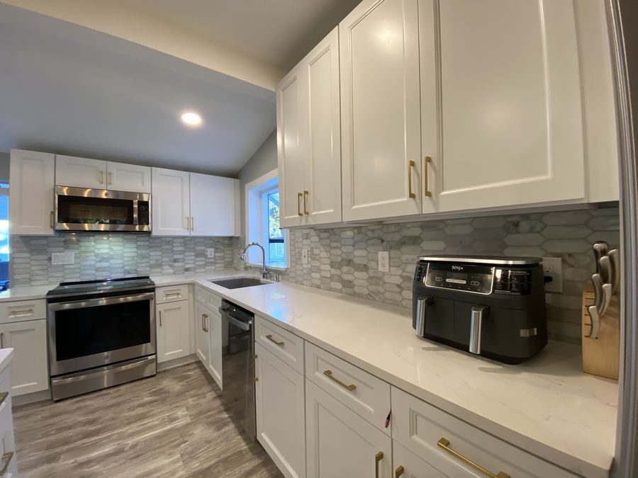 Cocina blanca con frontal de mosaico — Florida, EE. UU.