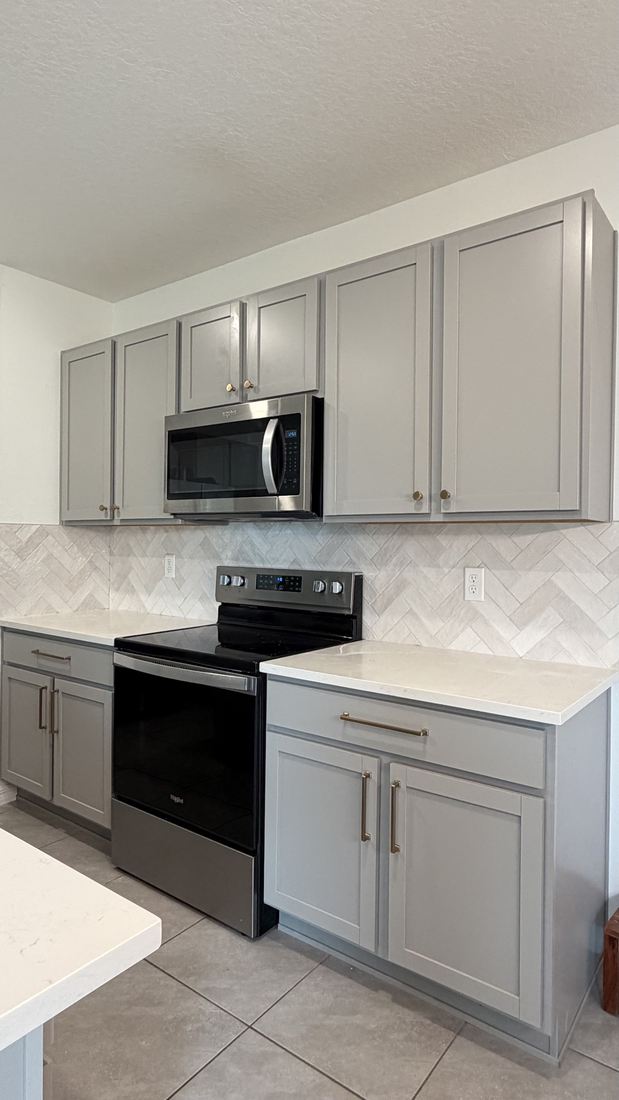 Cocina gris con frontal en espiga — Florida, EE. UU.