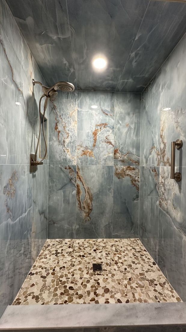 Ducha de obra con piedra y suelo de guijarros — Florida, EE. UU.