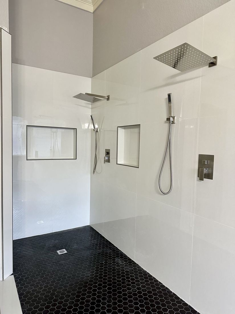 Ducha amplia con suelo hexagonal negro — Florida, EE. UU.