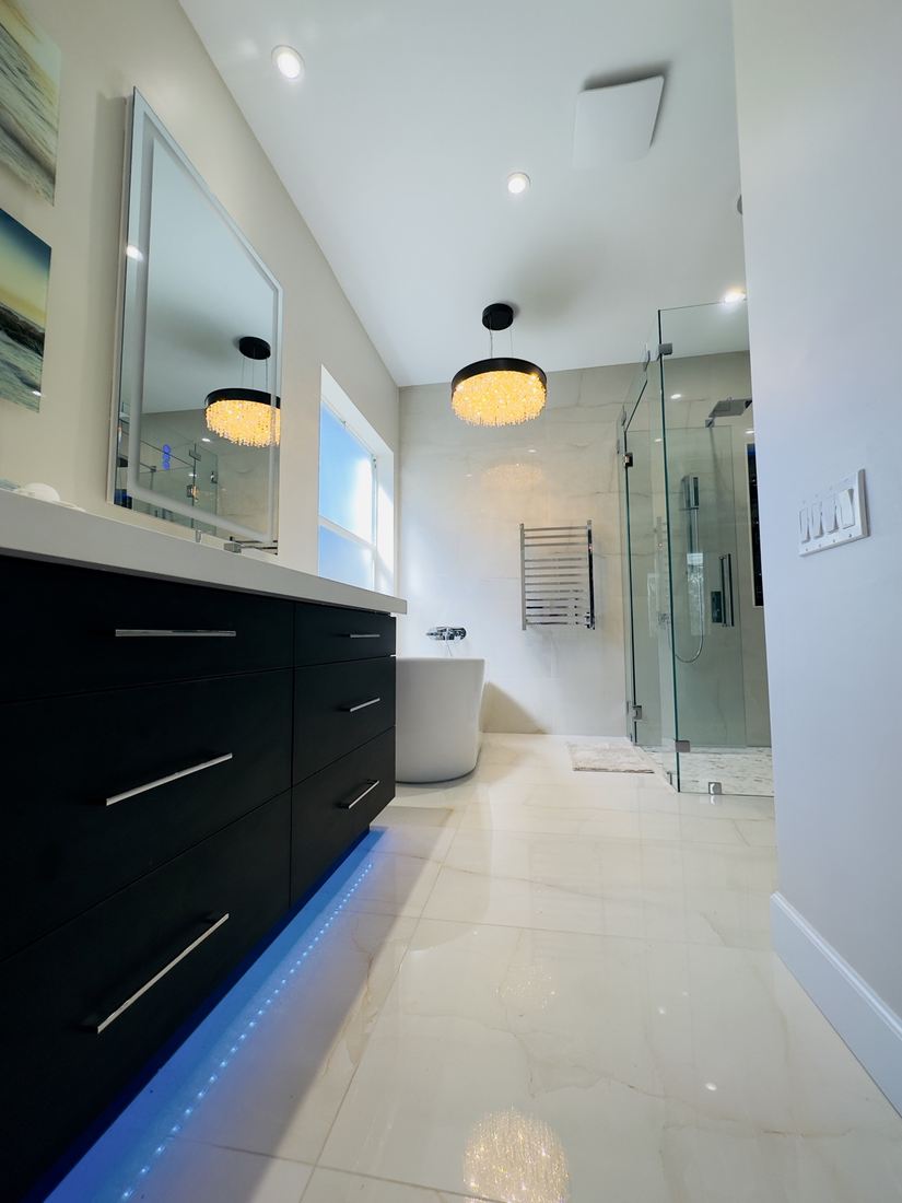 Baño con tocador negro y ducha de cristal — Florida, EE. UU.