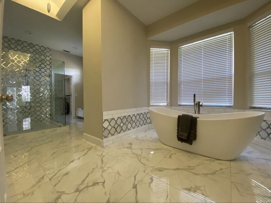 Baño de mármol con bañera exenta — Florida, EE. UU.