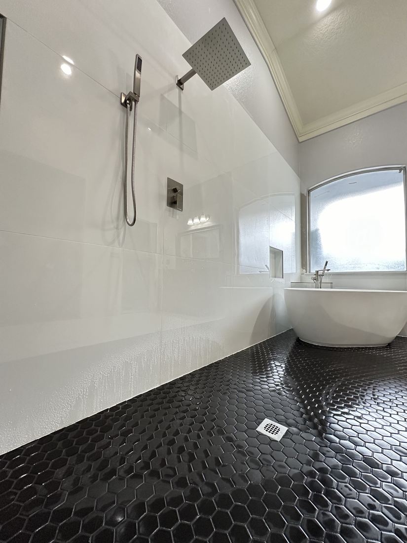 Ducha con suelo hexagonal y bañera junto a la ventana — Florida, EE. UU.
