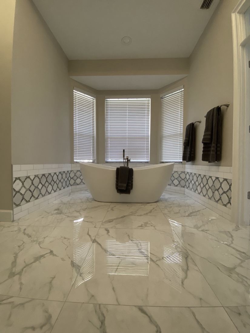 Baño de mármol con bañera exenta y ventanales — Florida, EE. UU.