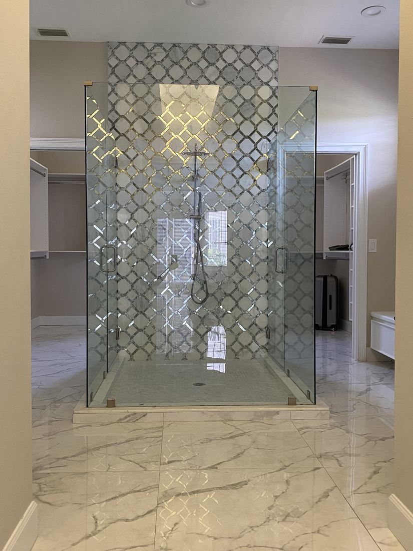 Ducha de cristal con pared de azulejo arabesco — Florida, EE. UU.