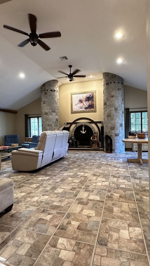 Salón con suelo de cerámica efecto piedra — Florida, EE. UU.