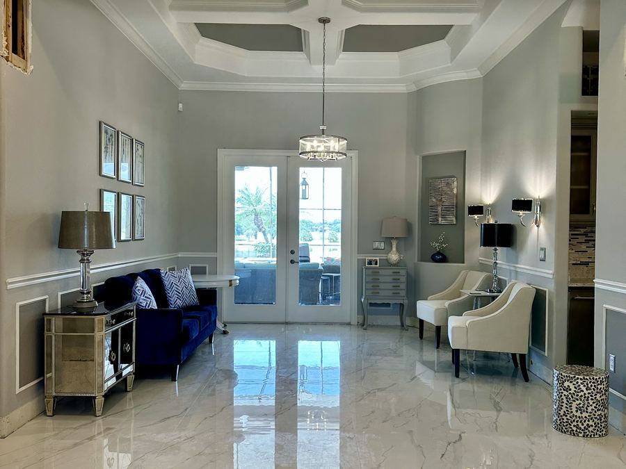 Salón con porcelanato pulido — Florida, EE. UU.