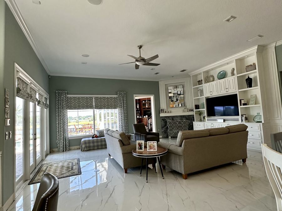 Salón con porcelanato efecto mármol — Florida, EE. UU.