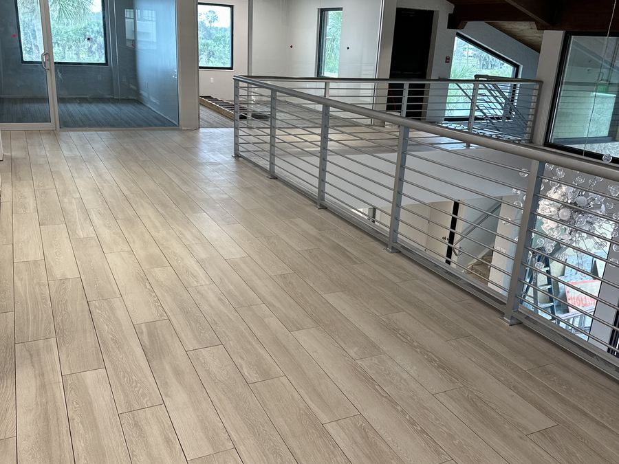 Planta alta con porcelanato efecto madera — Florida, EE. UU.