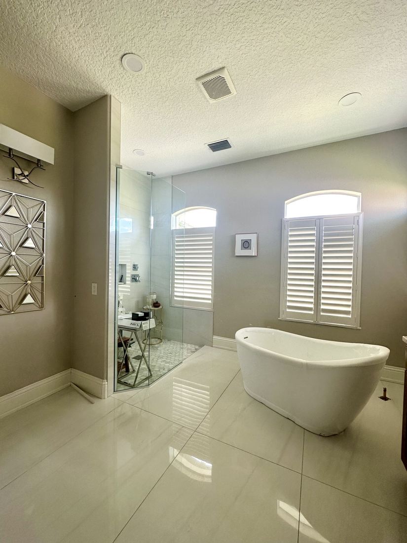 Baño con suelo de porcelanato y bañera exenta — Florida, EE. UU.
