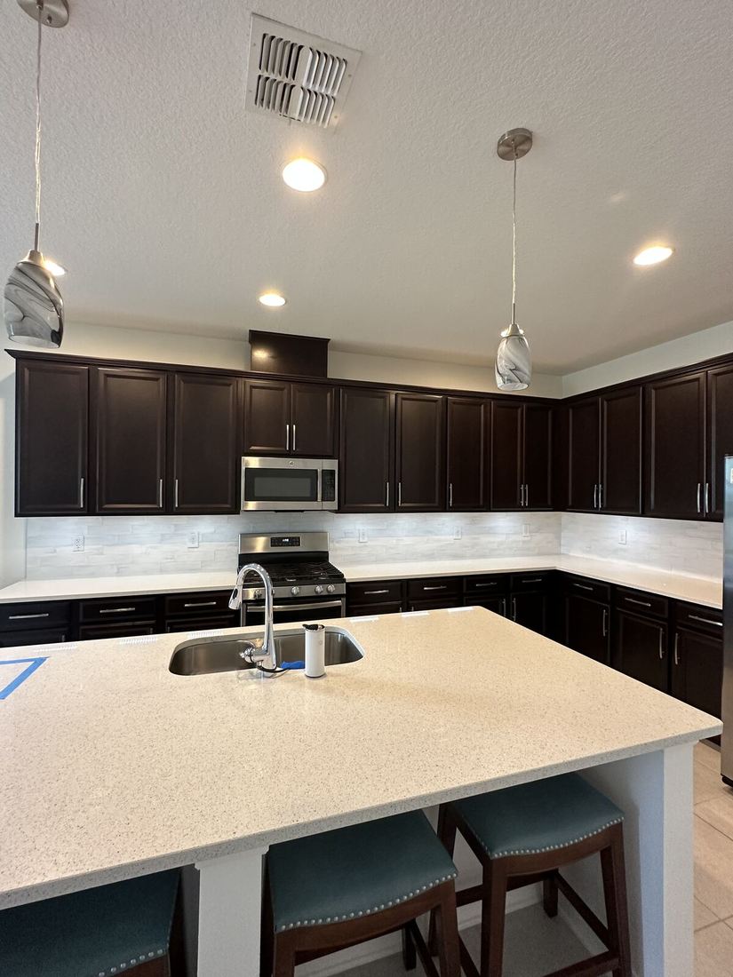 Cocina con muebles oscuros e isla central — Florida, EE. UU.