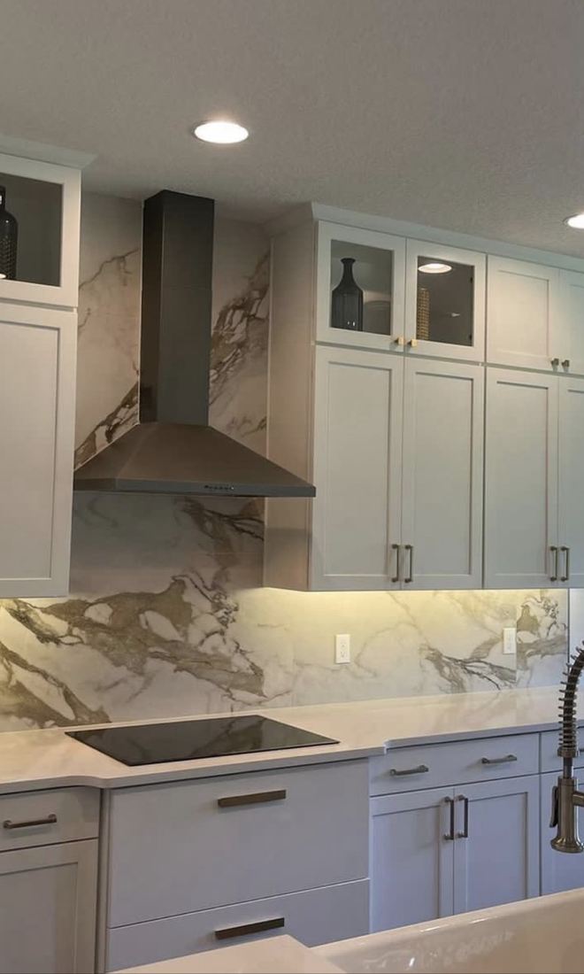 Cocina con frontal de mármol y campana — Florida, EE. UU.