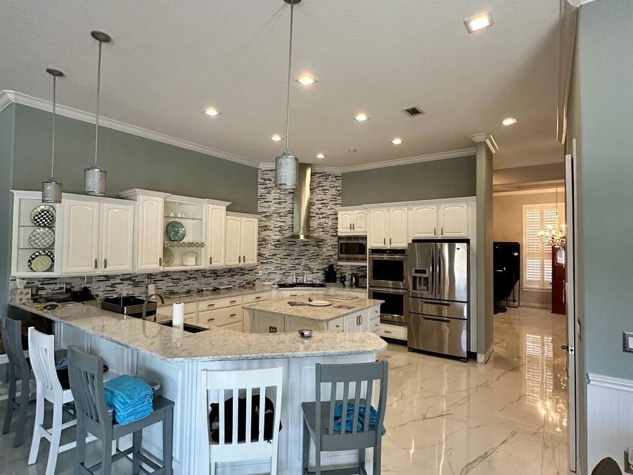 Cocina con isla y suelo de porcelanato — Florida, EE. UU.
