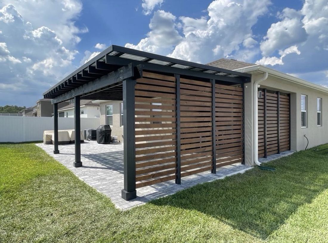 Pérgola con pantallas de lamas de madera — Florida, EE. UU.