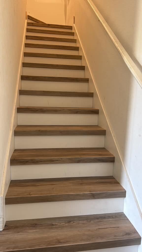 Escalera con suelo vinílico efecto madera — Florida, EE. UU.