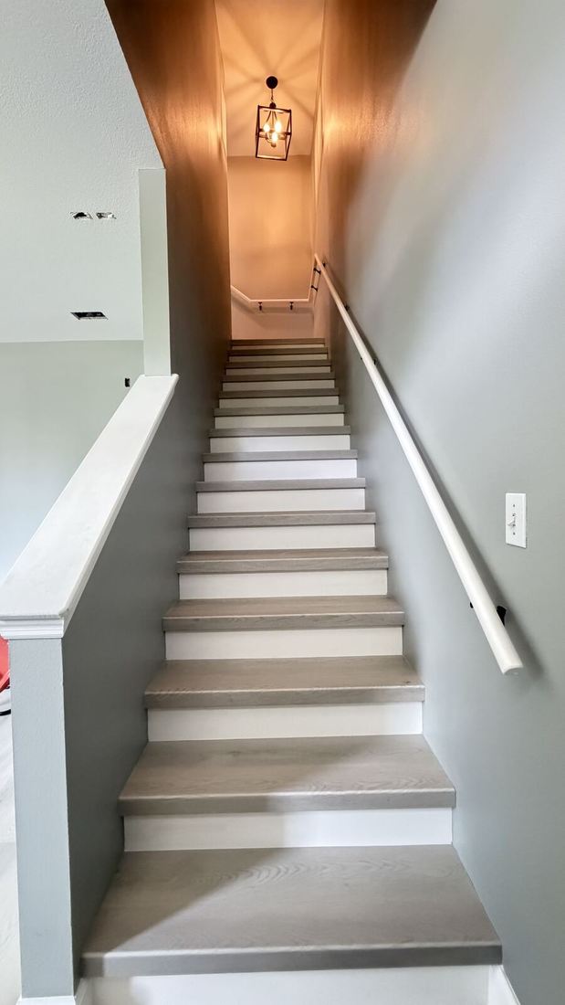 Escalera con suelo laminado gris — Florida, EE. UU.