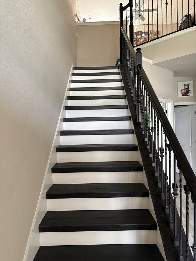 Escalera con peldaños negros y barandilla — Florida, EE. UU.