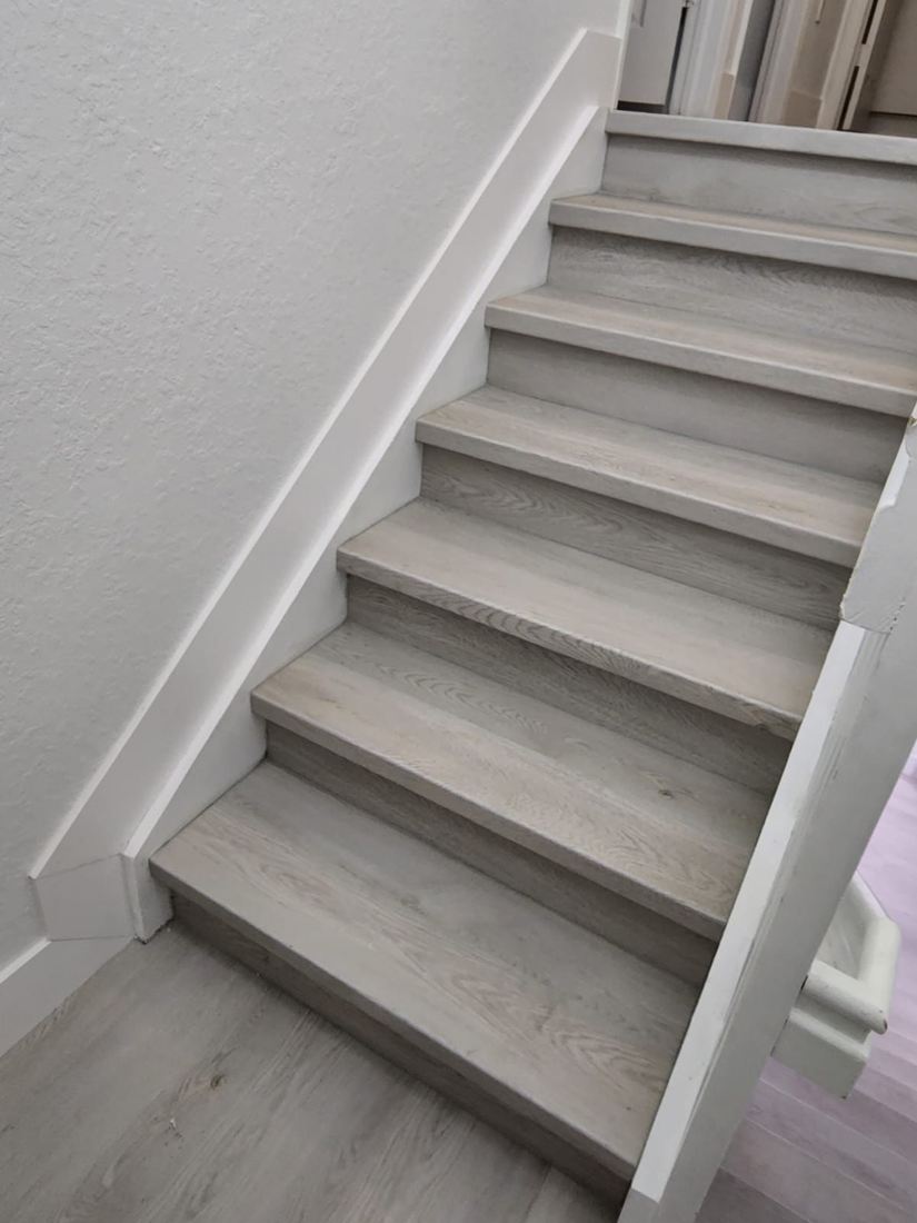 Escalera con suelo vinílico gris — Florida, EE. UU.