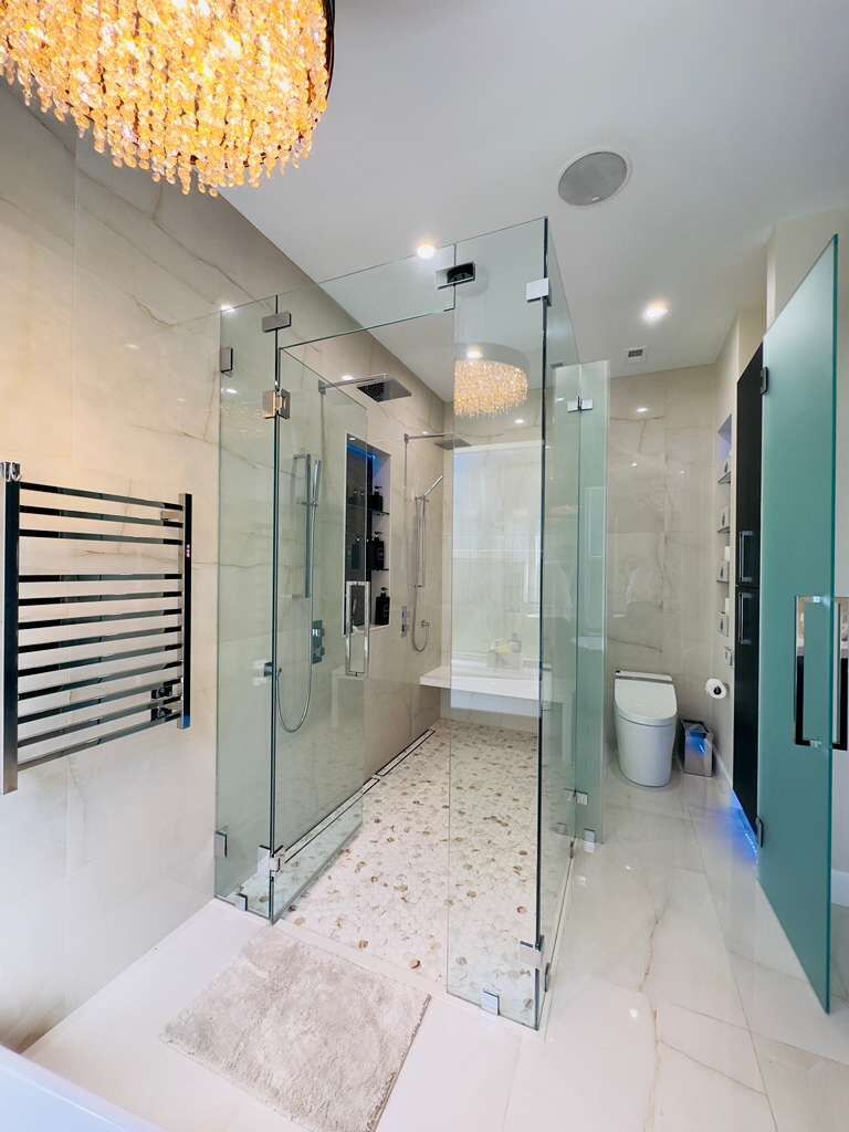 Baño principal con ducha de cristal