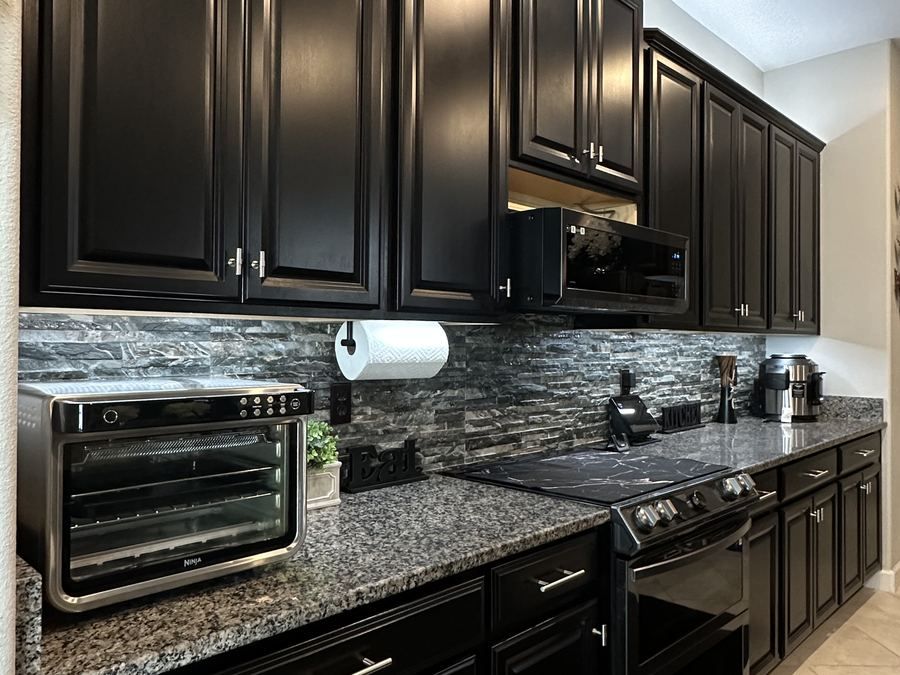 Cocina negra con frontal de piedra